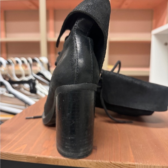 Heeled black leather vintage boots - Picture 3 of 3